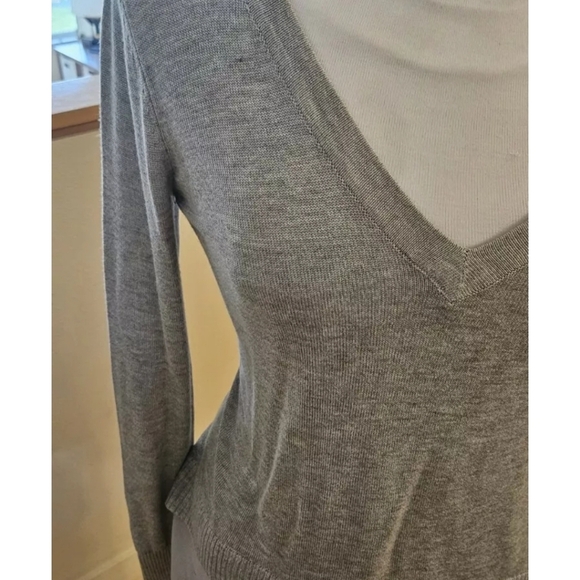 V-NECK Sweater Women's Size M Gray Ruffle Hem Knit Pullover Long Sleeve - Picture 2 of 5